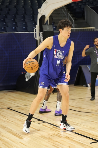 经济效应来了💵!杨瀚森联合试训18号球衣出售 成交价8225美元
