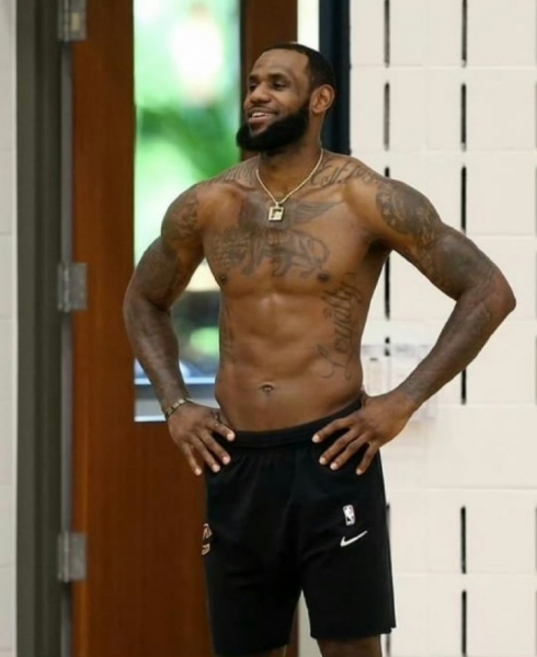 重回故地👑詹姆斯今日现身骑士训练馆 与骑士夏联新秀合影😂
