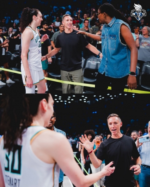 纳什纽约观战WNBA自由人比赛！合影中的纳什反而略显小鸟依人