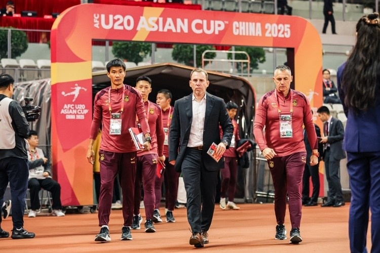 国足东亚杯前瞻：年轻化进程不可阻挡，王钰栋等人能否扛起新旗帜