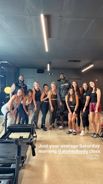 强身健体💪🏾詹姆斯昨日练习普拉提 与一众美女学员合影😉