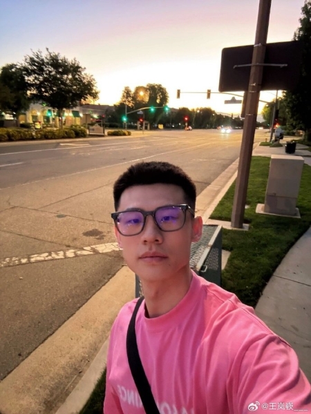 王岚嵚晒在美国的特训照：有好好训练 也有在好好生活