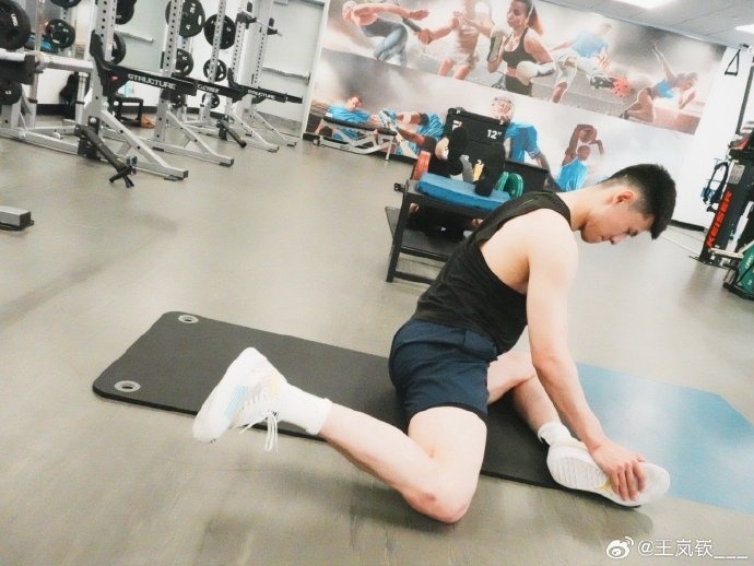 王岚嵚晒在美国的特训照：有好好训练 也有在好好生活