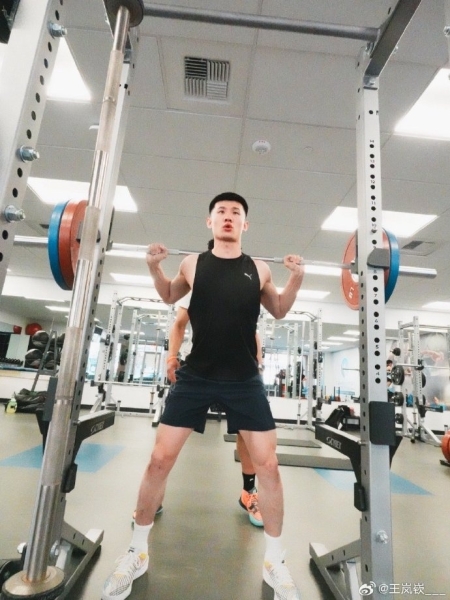 王岚嵚晒在美国的特训照：有好好训练 也有在好好生活
