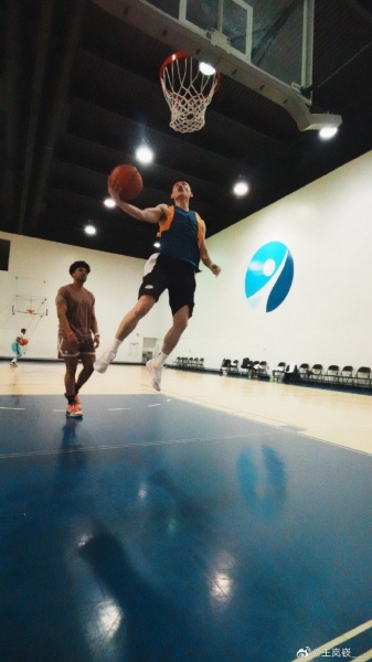 王岚嵚晒在美国的特训照：有好好训练 也有在好好生活
