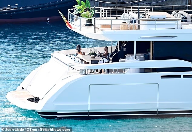 🛳C罗被拍到在马洛卡岛乘坐价值600万欧的游艇度假，乔治娜作伴