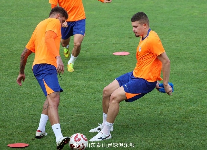 7月8日下午，山东泰山在教练团队带领下进行了恢复训练