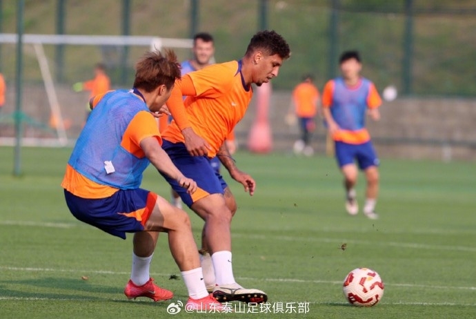 7月8日下午，山东泰山在教练团队带领下进行了恢复训练