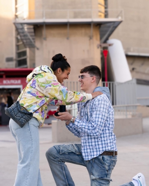 💐恭喜！拉拉维亚：我已完成订婚❤️ 和未婚妻初见在飞机上