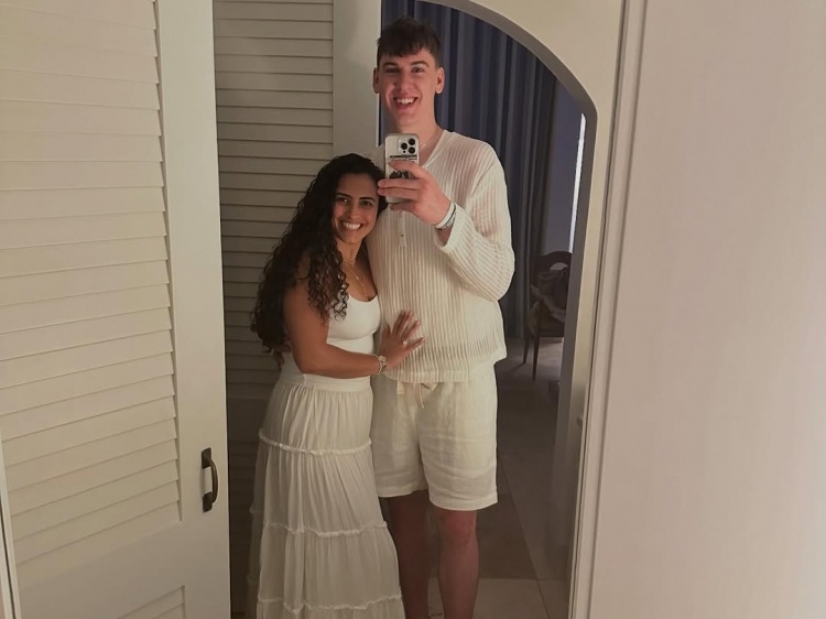 💐恭喜！拉拉维亚：我已完成订婚❤️ 和未婚妻初见在飞机上
