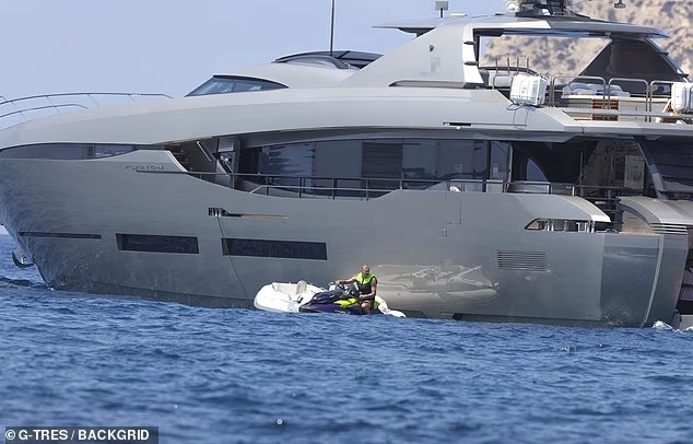 享受假期🚤哈兰德与女友在伊比萨岛度假，骑摩托艇跳水状态极佳
