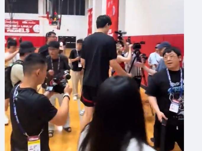 🔥拓记：约有30家媒体出席了杨瀚森的首次夏联媒体见面会