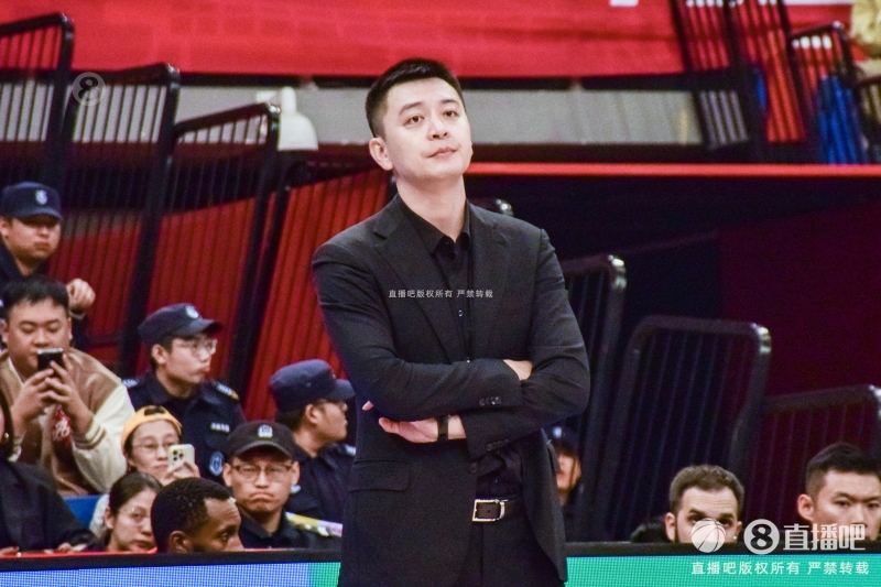 媒体人：辽宁男篮总经理刘子庆和主教练杨鸣在现场观看NBA夏联
