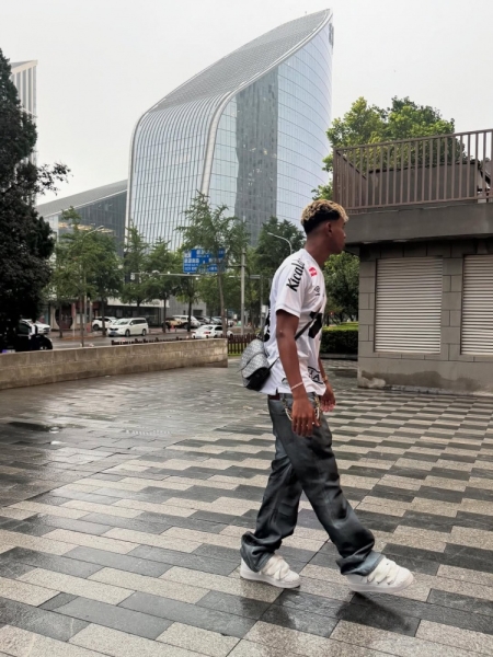 亚马尔社媒晒多张中国行照片：享受你的梦想🧡