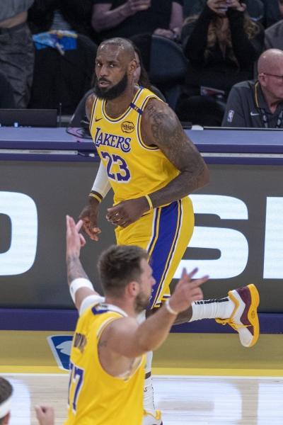 ESPN：湖人易主时东契奇获提前通知后祝贺 詹姆斯未被告知&未发声