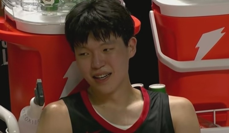 杨瀚森首秀：乱流中最聪明的岩石