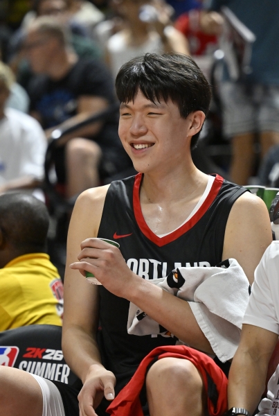 王博打趣：杨瀚森该感谢我 季后赛给他充足的锻炼&让他那么早赴美