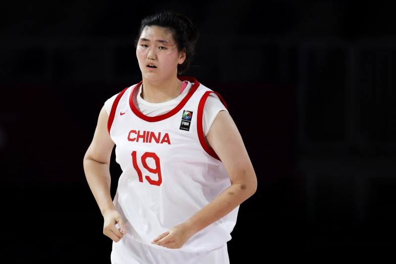 球迷网：中国女篮亚洲杯12人名单确定 中锋只留韩旭+张子宇