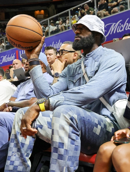 同一场地😂拓记打趣：詹姆斯等着看Klutch Sports同事杨瀚森呢