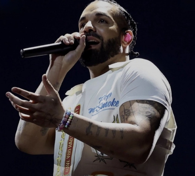 矛盾加深？说唱歌手Drake将左臂的詹姆斯文身换成了亚历山大