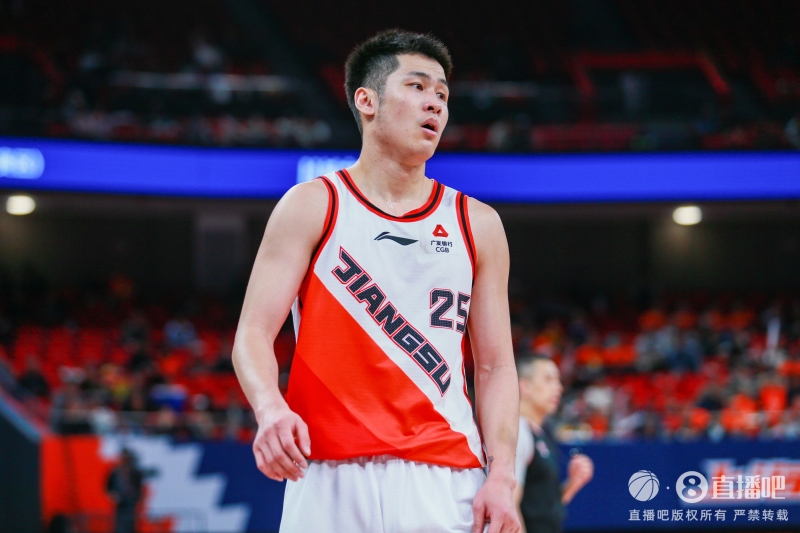 球迷网：上海与崔晓龙签下3年常规合同